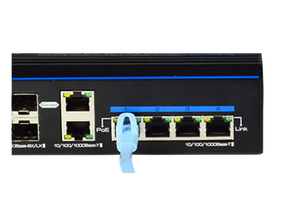 Puertos de descarga PoE+.