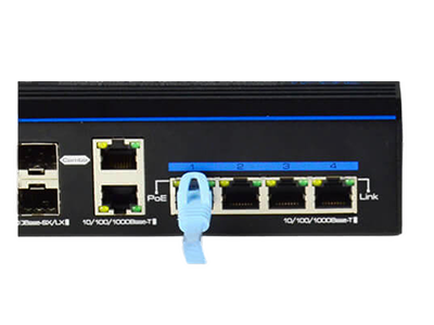 Puertos de descarga PoE+.